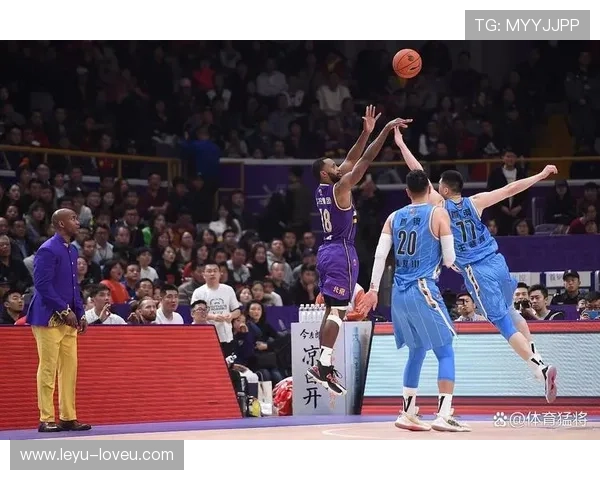 唐斯挡拆制造错位提升中距离命中率，远超队内其他内线