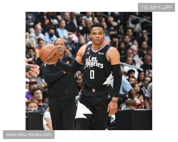 威斯布鲁克改变打法：减少强突转为高效无球策应